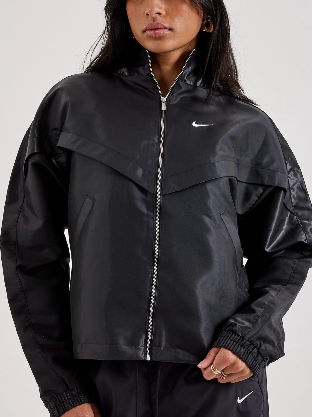 NEW Nike Women's Jacket Sz Medium Sportswear Windrunner Shine HV2467-010 $120
